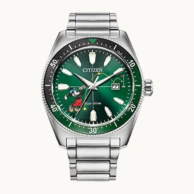 Eco-Drive - Reloj de acero inoxidable para hombre, diseño de Mickey Mouse "Tee Time", esfera verde, fecha de 3 m
