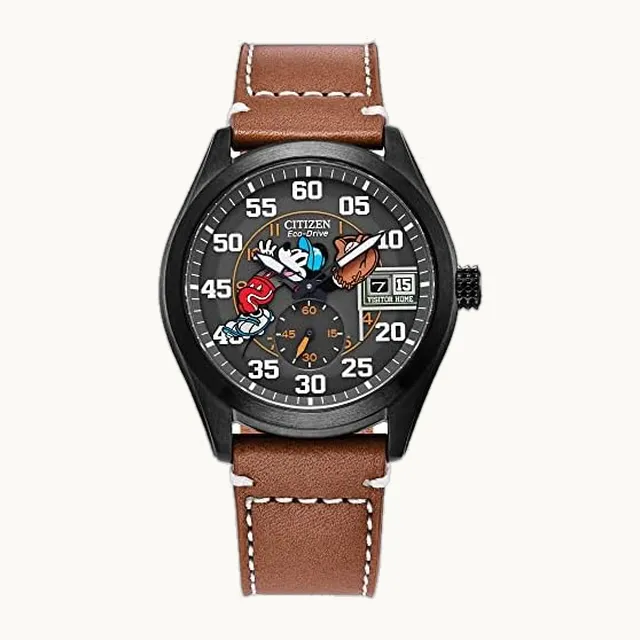 Eco-Drive Disney Mickey Mouse - Reloj de béisbol para hombre, acero inoxidable IP negro con correa de piel café.